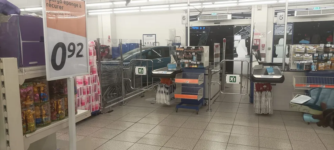 La voiture s'est immobilisée à l'intérieur